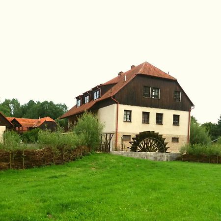 Отель Kratochviluv Mlyn Cervena Lhota  Экстерьер фото